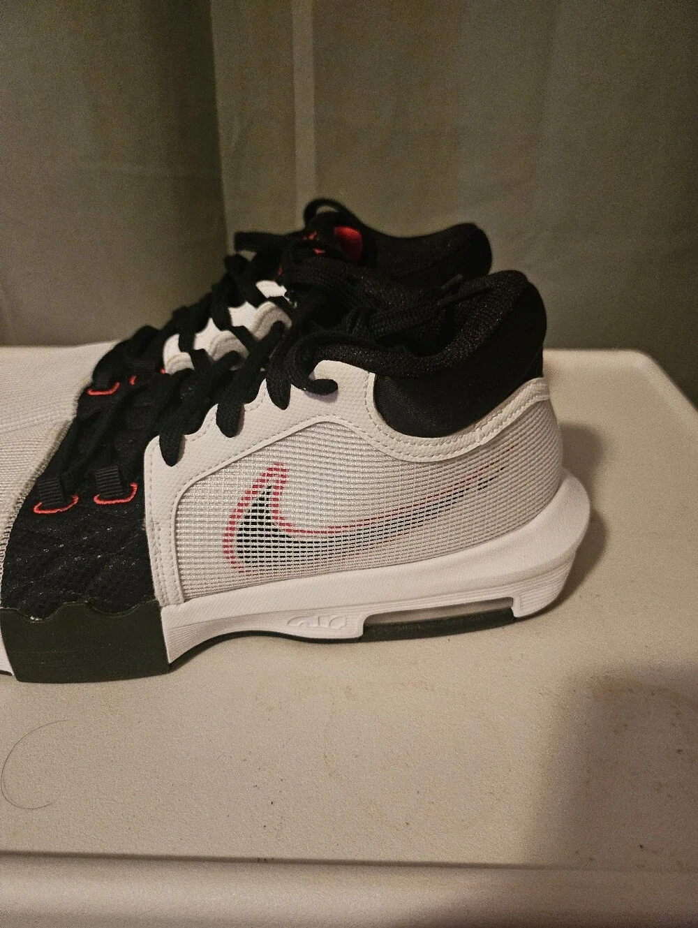 Nike LeBron Witness 13 White Black Red Size 10.5